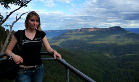 amelie devant les montagnes d'eucalyptus